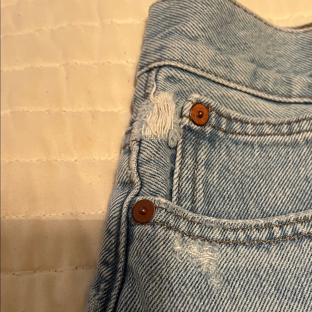 Madewell Relaxed Denim Shorts in Cedarcroft Light Blue Wash with Frayed Ends - Picture 5 of 16
